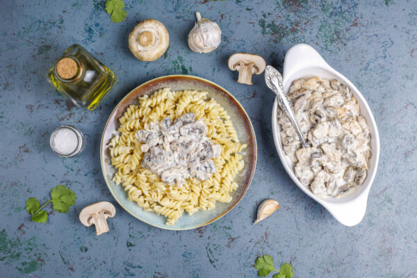 Fusilli pasta with mushrooms and chicken,top view Vegetarisk Pasta